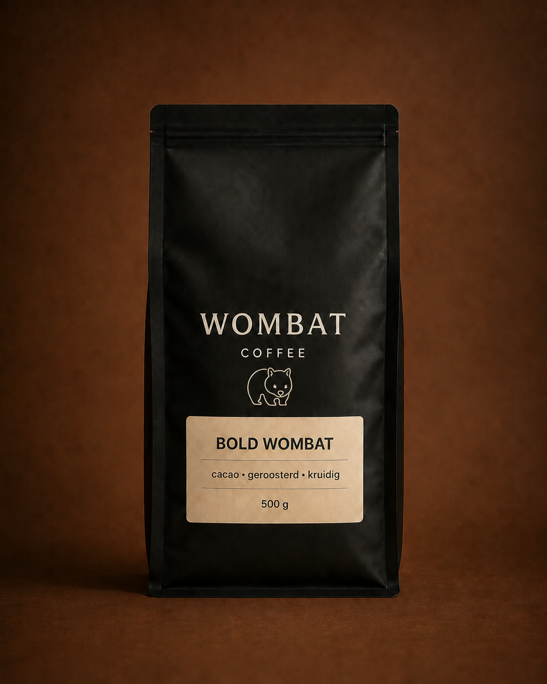 Zwarte verpakking Bold Wombat met het Wombat-logo tegen een diepe cacaobruine achtergrond