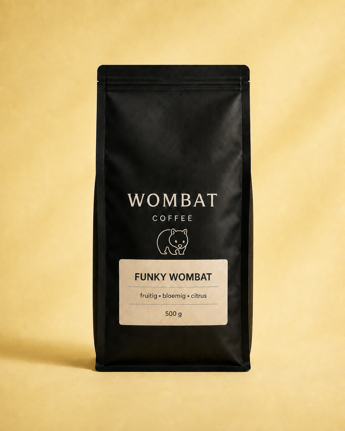 Zwarte verpakking Funky Wombat met het Wombat-logo tegen een warm goudgele achtergrond