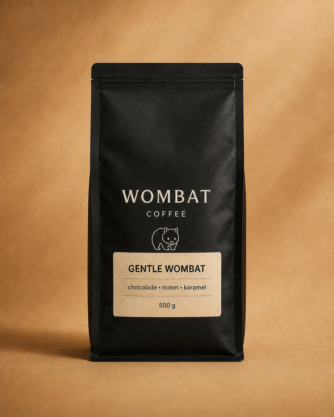 Zwarte verpakking Gentle Wombat met het Wombat-logo tegen een warme karamelkleurige achtergrond